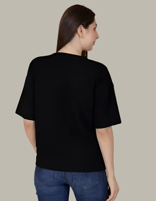 Back design of women's T-shirt with round neckline and relaxed fit
